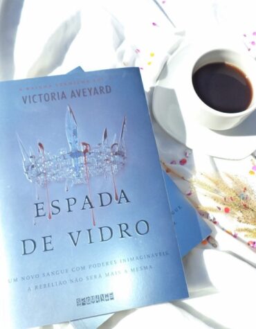 ESPADA DE VIDRO – VICTORIA AVEYARD | RESENHA