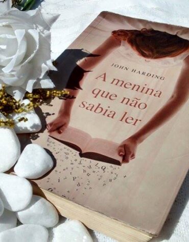 A MENINA QUE NÃO SABIA LER – JOHN HARDING  | RESENHA