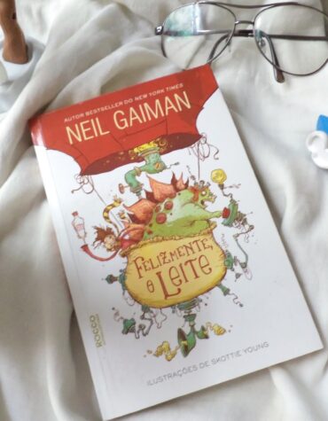 FELIZMENTE, O LEITE – NEIL GAIMAN | RESENHA