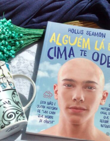ALGUÉM LÁ EM CIMA TE ODEIA – HOLLIS SEAMON | RESENHA