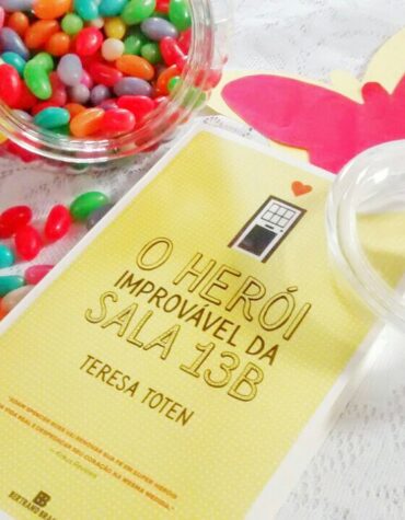 O HERÓI IMPROVÁVEL DA SALA 13B – TERESA TOTEN | RESENHA