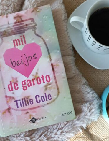 MIL BEIJOS DE GAROTO – TILLIE COLE | RESENHA MIL BEIJOS DE GAROTO – TILLIE COLE | RESENHA