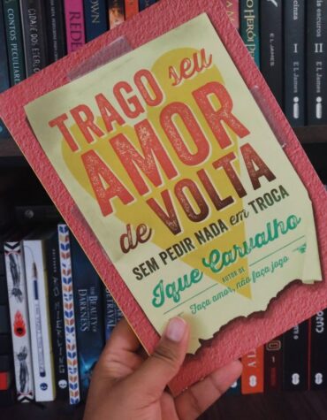 TRAGO SEU AMOR DE VOLTA, SEM PEDIR NADA EM TROCA – IQUE CARVALHO | RESENHA TRAGO SEU AMOR DE VOLTA, SEM PEDIR NADA EM TROCA – IQUE CARVALHO | RESENHA