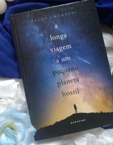 A LONGA VIAGEM A UM PEQUENO PLANETA HOSTIL – BECKY CHAMBERS | RESENHA A LONGA VIAGEM A UM PEQUENO PLANETA HOSTIL – BECKY CHAMBERS | RESENHA