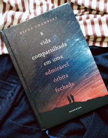 A VIDA COMPARTILHADA EM UMA ADMIRÁVEL ÓRBITA FECHADA – BECKY CHAMBERS | RESENHA