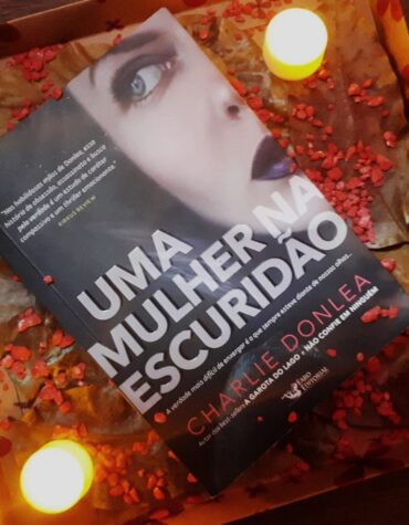 UMA MULHER NA ESCURIDÃO – CHARLIE DONLEA | RESENHA