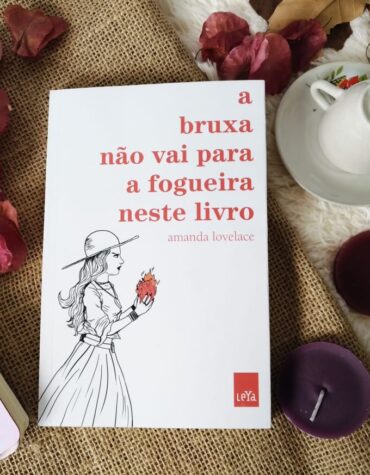 A BRUXA NÃO VAI PARA A FOGUEIRA NESTE LIVRO – AMANDA LOVELACE | RESENHA
