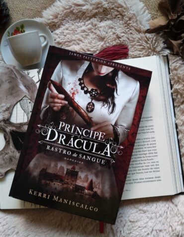 RASTRO DE SANGUE: PRÍNCIPE DRÁCULA – KERRI MANISCALCO | RESENHA RASTRO DE SANGUE: PRÍNCIPE DRÁCULA – KERRI MANISCALCO | RESENHA