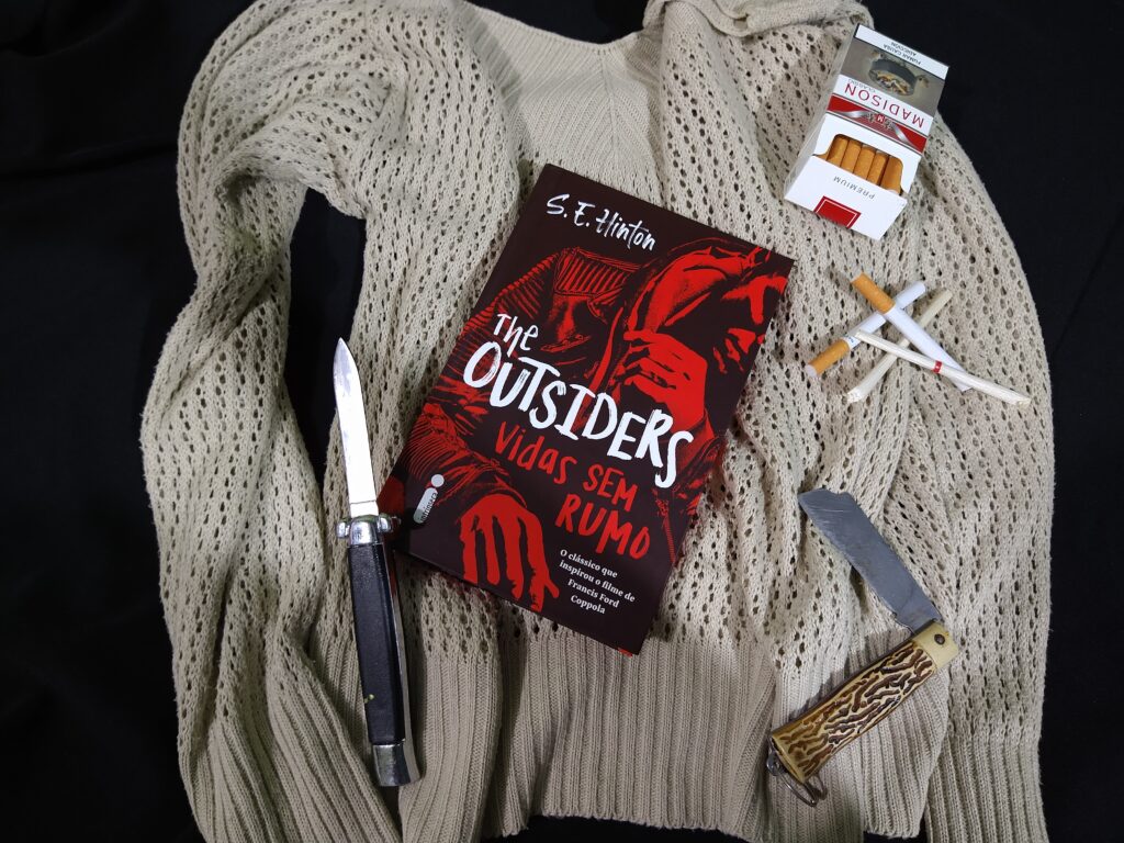 THE OUTSIDERS: VIDAS SEM RUMO – S. E. HINTON | RESENHA THE OUTSIDERS: VIDAS SEM RUMO – S. E. HINTON | RESENHA
