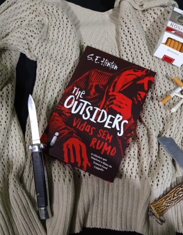 THE OUTSIDERS: VIDAS SEM RUMO – S. E. HINTON | RESENHA THE OUTSIDERS: VIDAS SEM RUMO – S. E. HINTON | RESENHA