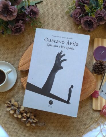 QUANDO A LUZ APAGA, GUSTAVO ÁVILA: UM CHAMADO À REFLEXÃO | RESENHA