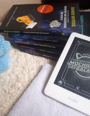 O GUIA DEFINITIVO DO MOCHILEIRO DAS GALÁXIAS – DOUGLAS ADAMS | RESENHA