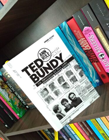 TED BUNDY: UM ESTRANHO AO MEU LADO – ANN RULE | RESENHA