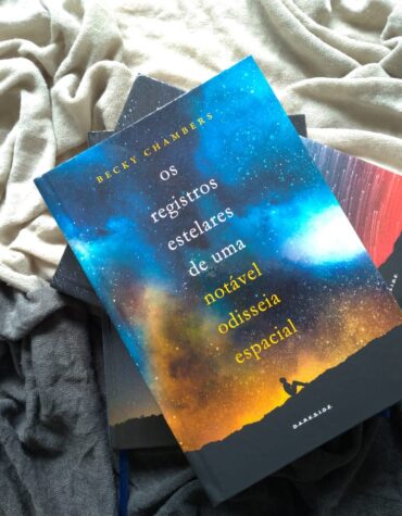 OS REGISTROS ESTELARES DE UMA NOTÁVEL ODISSEIA ESPACIAL – BECKY CHAMBERS | RESENHA