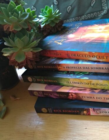 AS PROVAÇÕES DE APOLO – RICK RIORDAN AS PROVAÇÕES DE APOLO – RICK RIORDAN