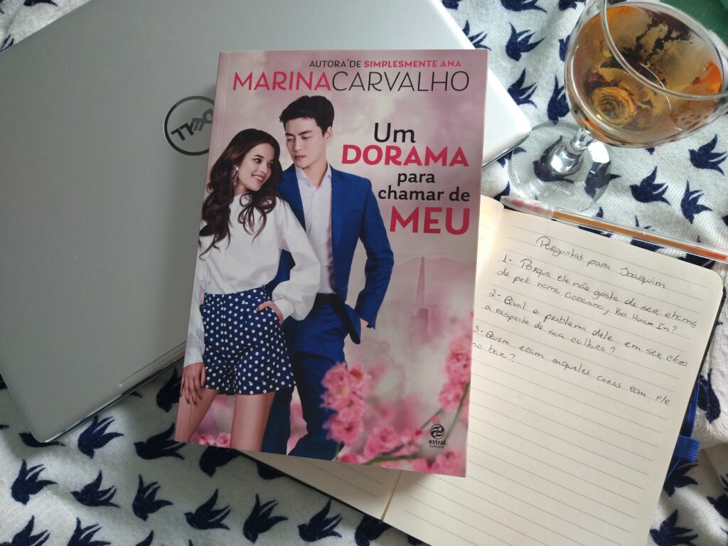 “UM DORAMA PARA CHAMAR DE MEU”: AQUELA DOSE CERTA DE DRAMA E ROMANCE PARA NOS DIVERTIR | RESENHA “UM DORAMA PARA CHAMAR DE MEU”: AQUELA DOSE CERTA DE DRAMA E ROMANCE PARA NOS DIVERTIR | RESENHA