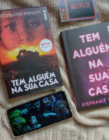 TEM ALGUÉM NA SUA CASA, DAS PÁGINAS À NETFLIX – STEPHANIE PERKINS | RESENHA E CRÍTICA TEM ALGUÉM NA SUA CASA, DAS PÁGINAS À NETFLIX – STEPHANIE PERKINS | RESENHA E CRÍTICA