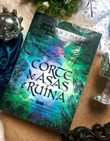 CORTE DE ASAS E RUÍNAS: A FINALIZAÇÃO DA TRILOGIA PRINCIPAL, QUE NOS DEIXA COM O GOSTINHO DE QUERO MAIS – SARAH J. MAAS | RESENHA