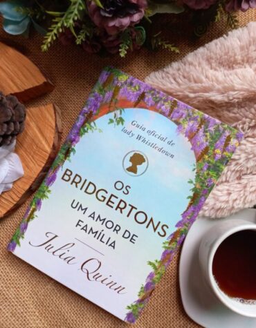 OS BRIDGERTONS, UM AMOR DE FAMÍLIA: Um compilado maravilhoso em capa dura para os fãs da série! OS BRIDGERTONS, UM AMOR DE FAMÍLIA: Um compilado maravilhoso em capa dura para os fãs da série!