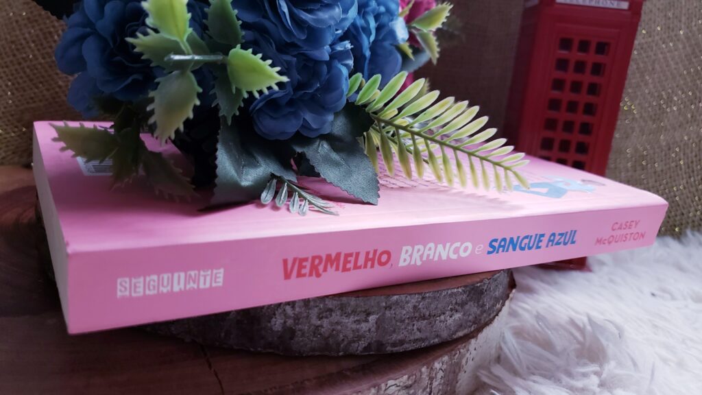 Lombada do livro VERMELHO, BRANCO E SANGUE AZUL – CASEY MCQUISTON