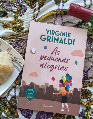 “AS PEQUENAS ALEGRIAS” É UM LIVRO SURPREENDENTE, QUE MERECE SER LIDO “AS PEQUENAS ALEGRIAS” É UM LIVRO SURPREENDENTE, QUE MERECE SER LIDO