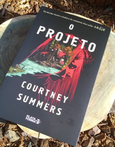 O PROJETO, COURTNEY SUMMERS – A GENTE ATÉ ACHA QUE É SÓ NA LITERATURA…