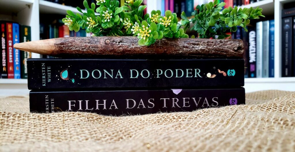 DONA DO PODER - KIERSTEN WHITE