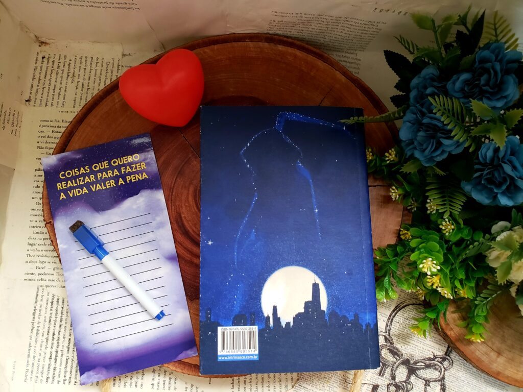 Contracapa de O primeiro a morrer no final publicado pela Editora Intrínseca