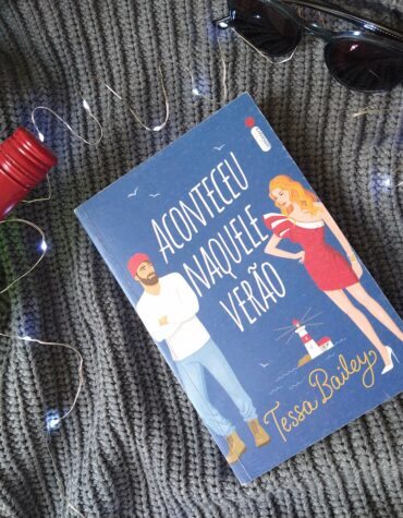 “ACONTECEU NAQUELE VERÃO”: UMA COMÉDIA ROMÂNTICA PARA TE TIRAR DA RESSACA LITERÁRIA – TESSA BAILEY | RESENHA