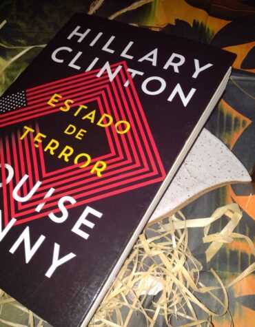 ESTADO DE TERROR, HILLARY CLINTON E LOUISE PENNY – UMA DUPLA DINÂMICA | RESENHA