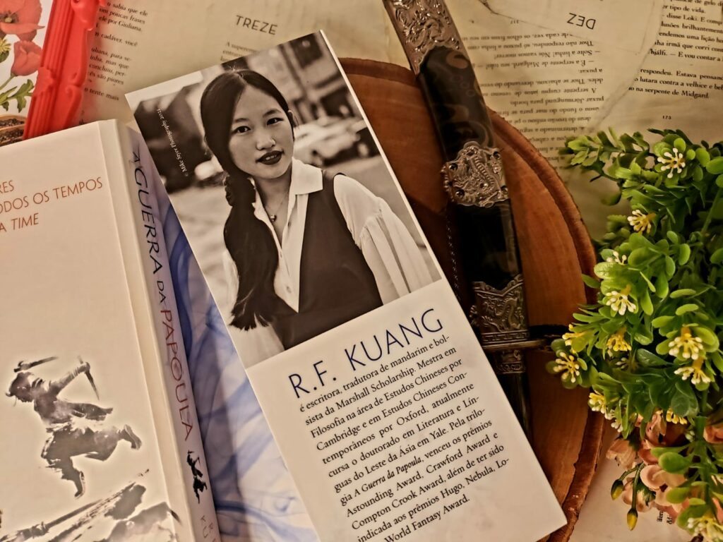 R.F. KUANG autora do livro RA GUERRA DA PAPOULA