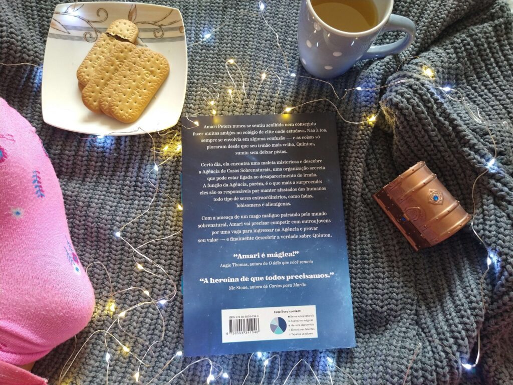 Contracapa do livro Amari e os irmãos da noite