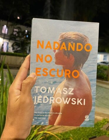 NADANDO NO ESCURO É UMA ANGUSTIANTE HISTÓRIA DE AMOR QUE VAI TE TOCAR PROFUNDAMENTE