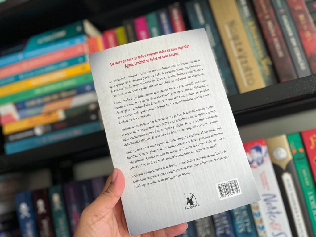 A EMPREGADA ESTÁ DE OLHO - Freida McFadden