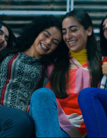 QUEBRANDO REGRAS: UM DRAMA INSPIRADOR SOBRE MENINAS AFEGÃS | CRÍTICA